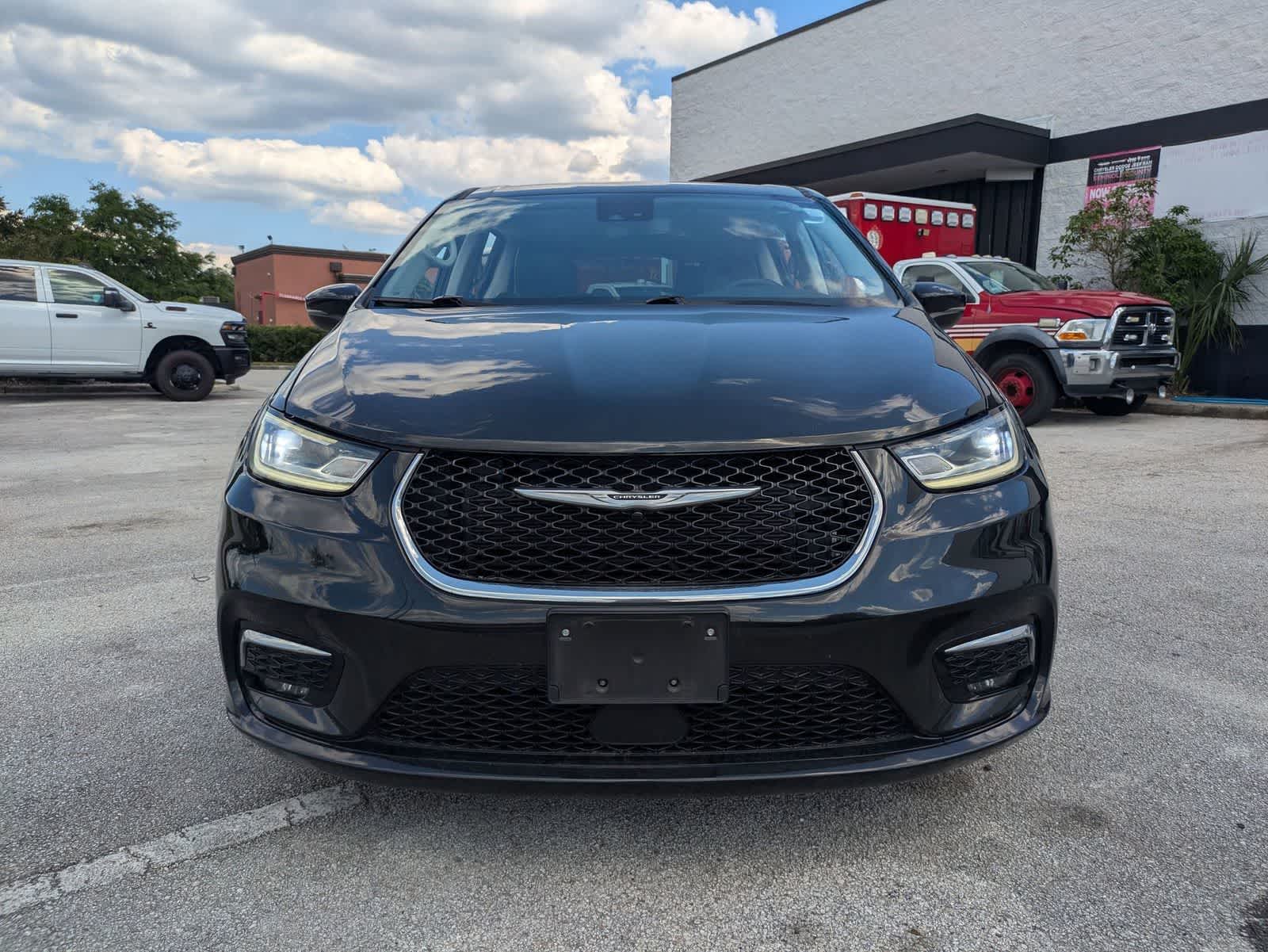 Used 2023 Chrysler Pacifica - photo 2