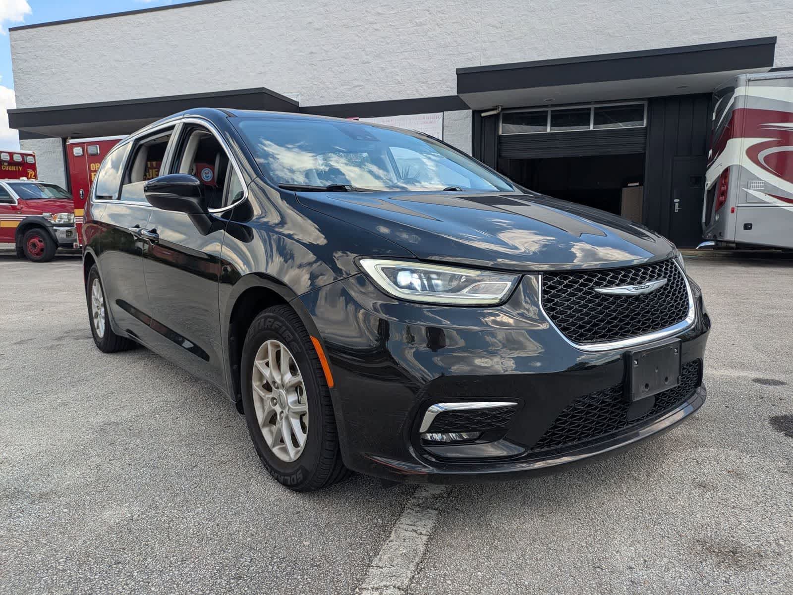 Used 2023 Chrysler Pacifica - photo 5