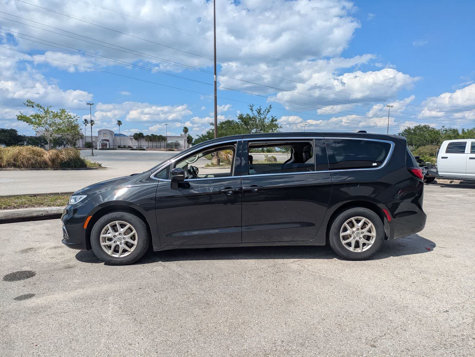 Used 2023 Chrysler Pacifica - photo 9