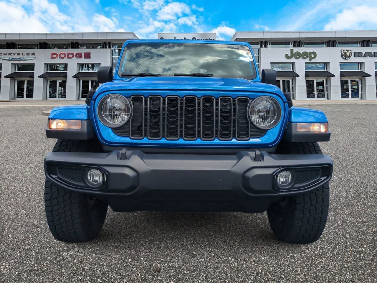 Used 2025 Jeep Gladiator - photo 2