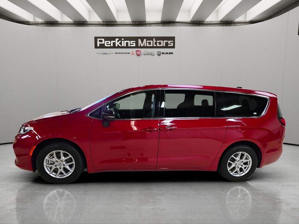 Used 2025 Chrysler Pacifica - photo 2