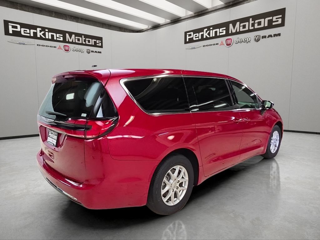 Used 2025 Chrysler Pacifica - photo 7
