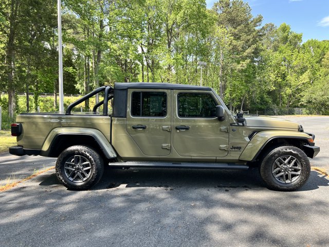 Used 2025 Jeep Gladiator - photo 2