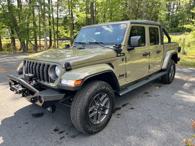 Used 2025 Jeep Gladiator - photo 9