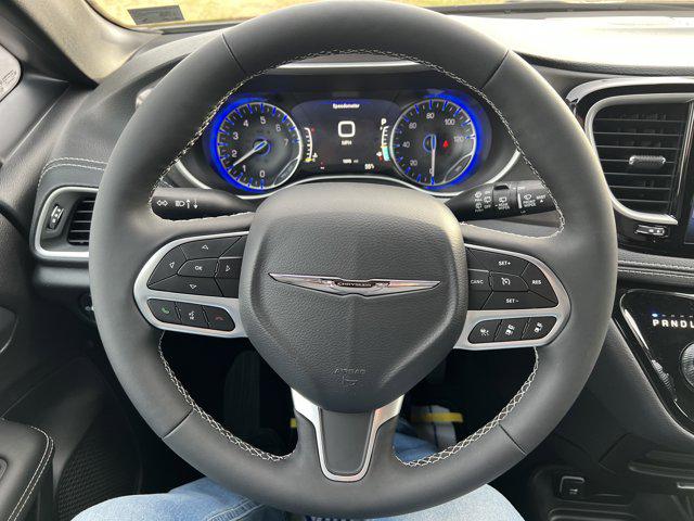 Used 2026 Chrysler Pacifica - photo 12