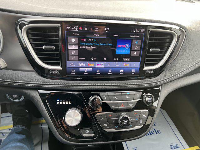 Used 2026 Chrysler Pacifica - photo 13