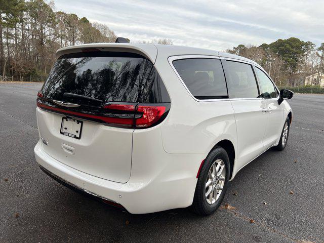 Used 2026 Chrysler Pacifica - photo 2