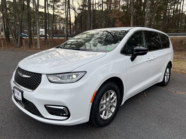 Used 2026 Chrysler Pacifica - photo 9