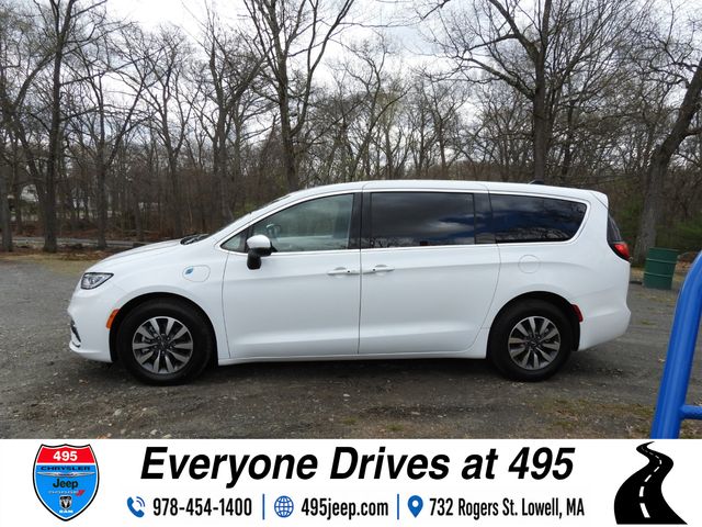 Used 2023 Chrysler Pacifica - photo 2