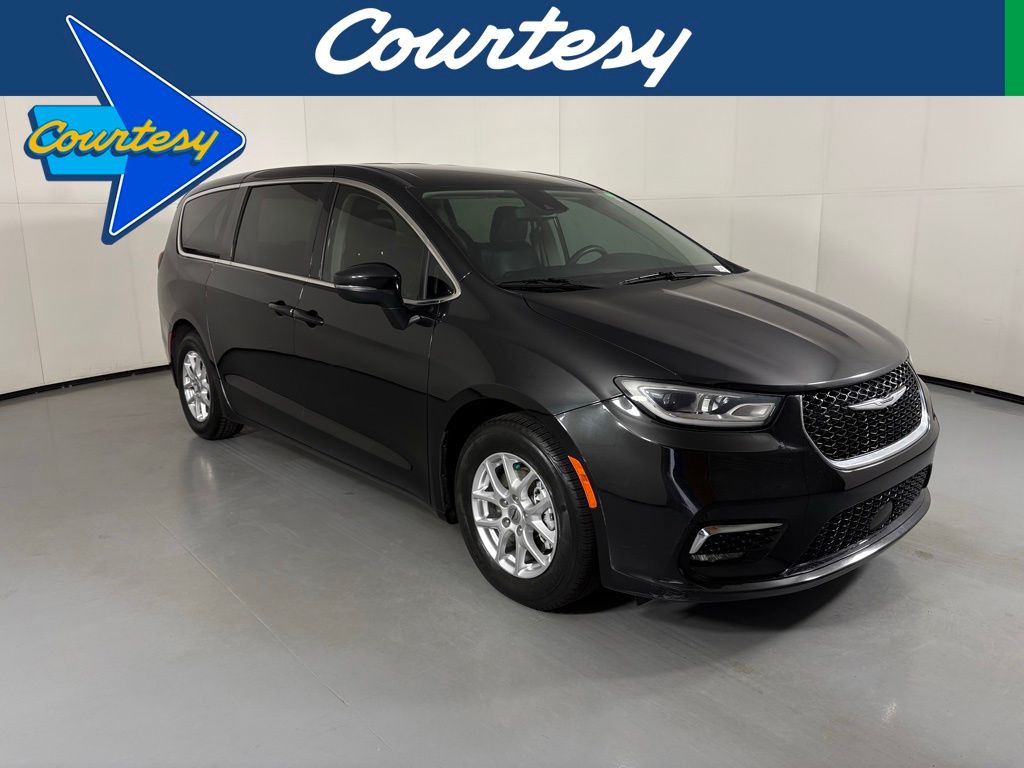 Used 2023 Chrysler Pacifica - photo 1