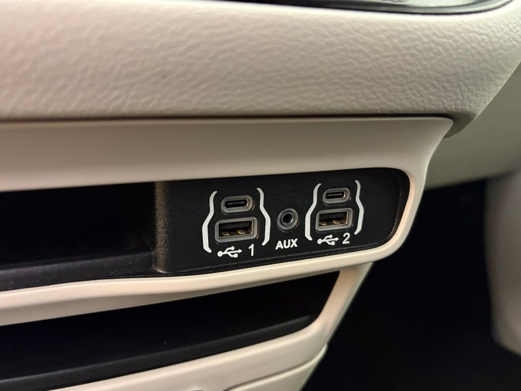 Used 2023 Chrysler Pacifica - photo 33