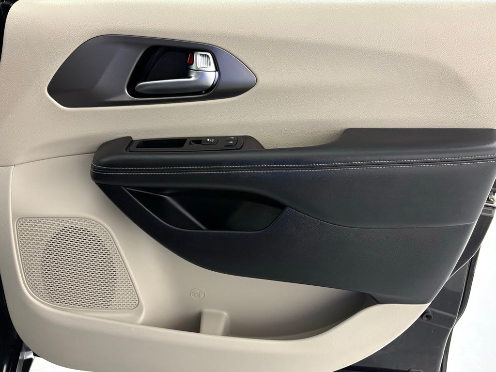 Used 2023 Chrysler Pacifica - photo 45