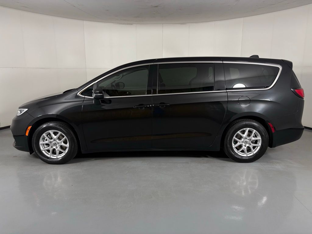 Used 2023 Chrysler Pacifica - photo 8