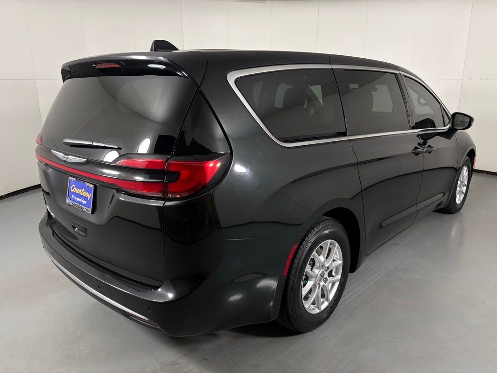 Used 2023 Chrysler Pacifica - photo 2
