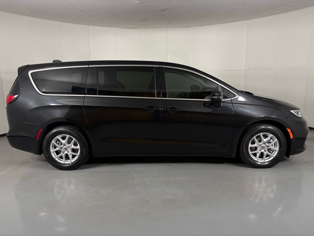 Used 2023 Chrysler Pacifica - photo 11