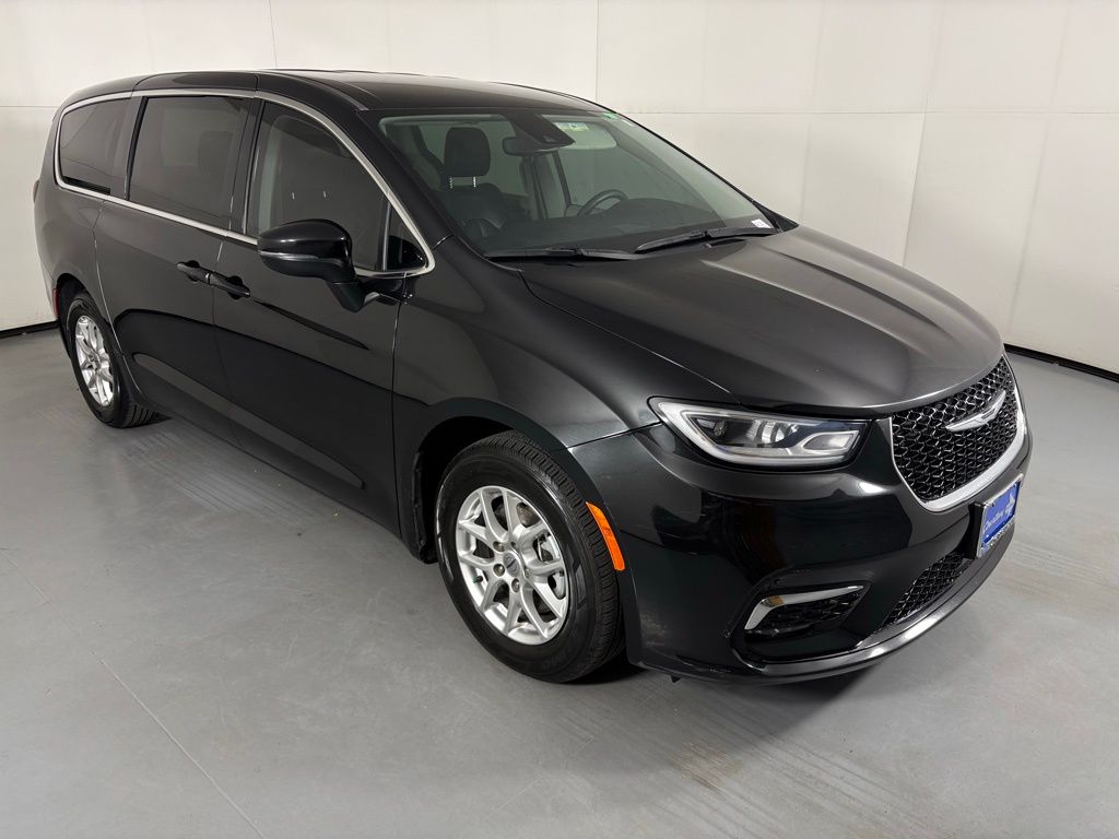 Used 2023 Chrysler Pacifica - photo 5