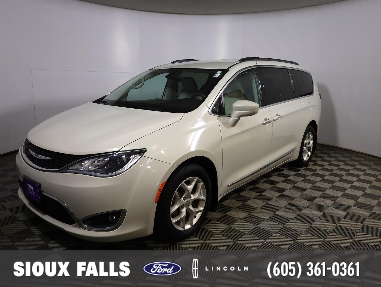 Used 2017 Chrysler Pacifica - photo 1