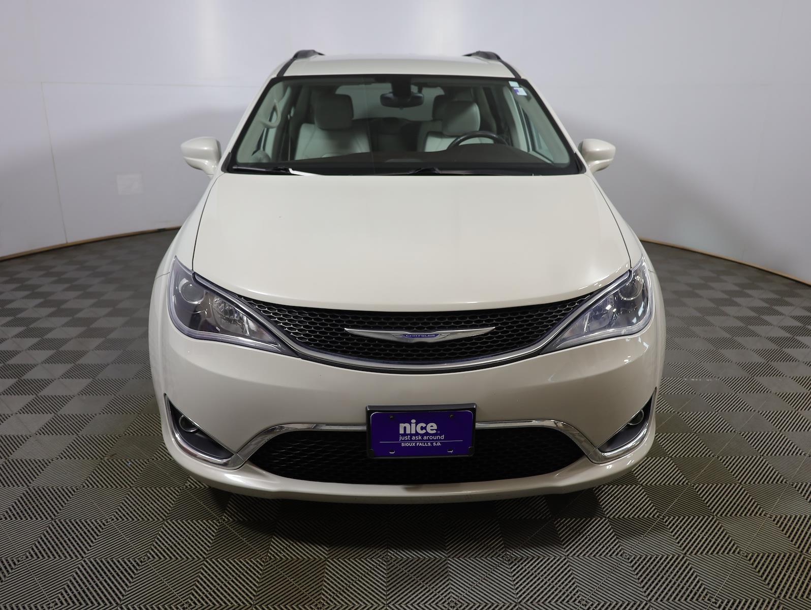 Used 2017 Chrysler Pacifica - photo 2