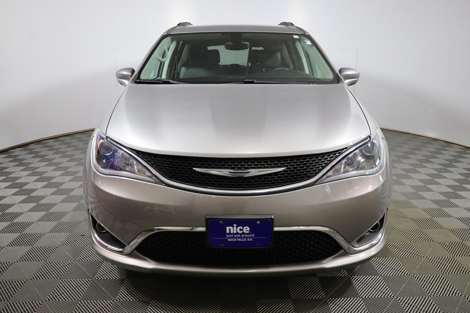 Used 2017 Chrysler Pacifica - photo 2
