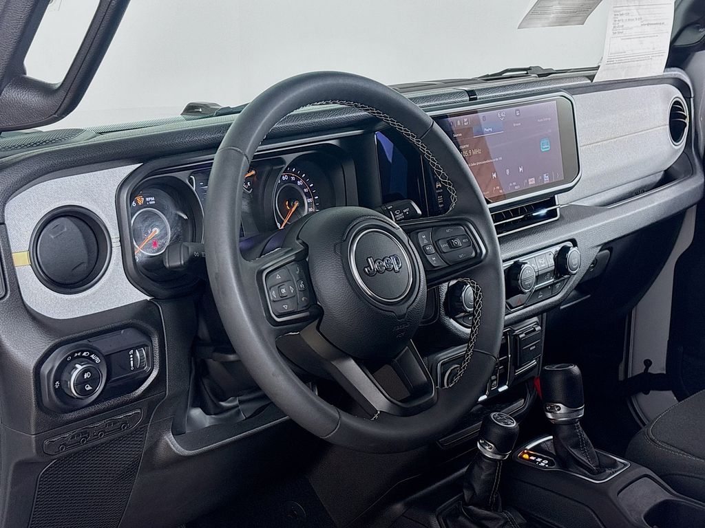 Used 2025 Jeep Gladiator - photo 11
