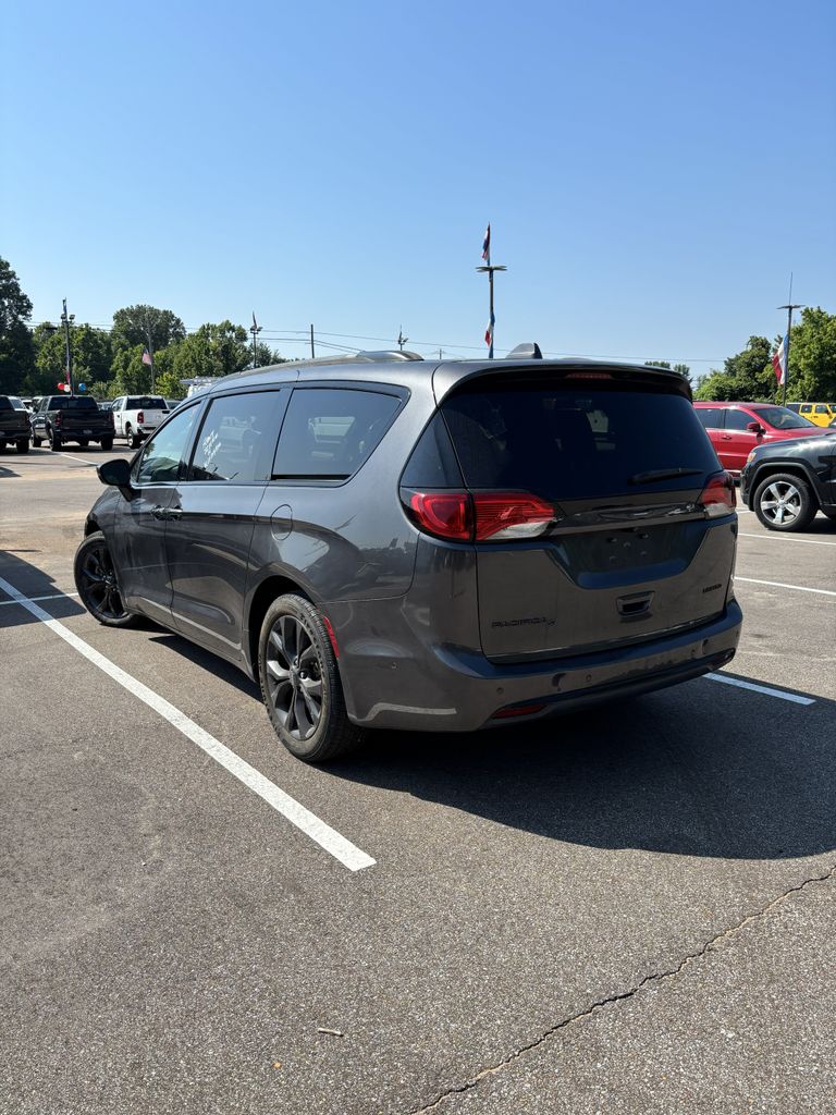 Used 2018 Chrysler Pacifica - photo 2