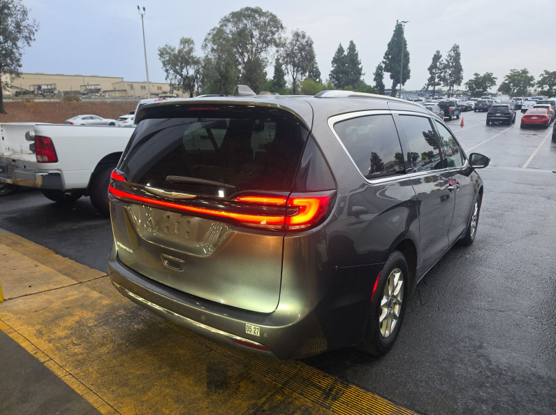 Used 2021 Chrysler Pacifica - photo 2