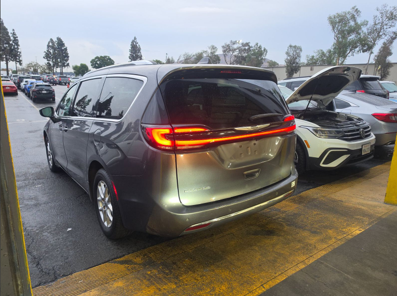 Used 2021 Chrysler Pacifica - photo 2