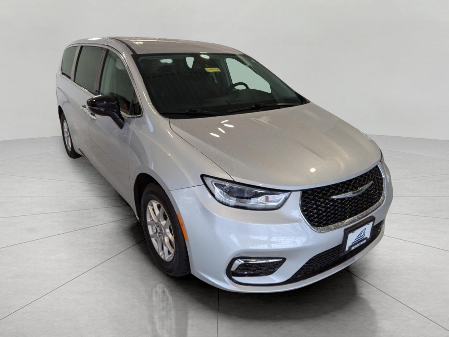 Used 2024 Chrysler Pacifica - photo 1