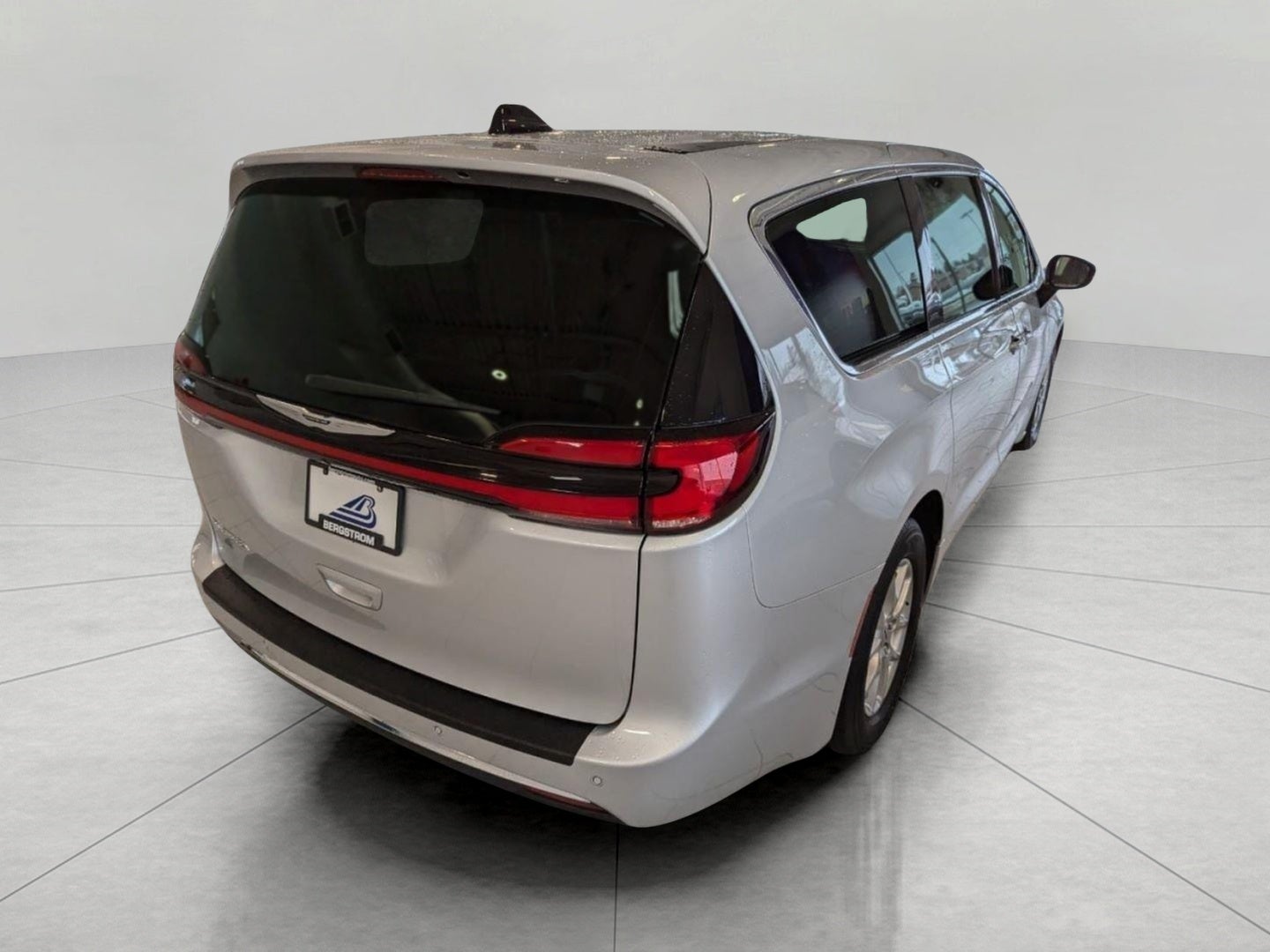 Used 2024 Chrysler Pacifica - photo 2