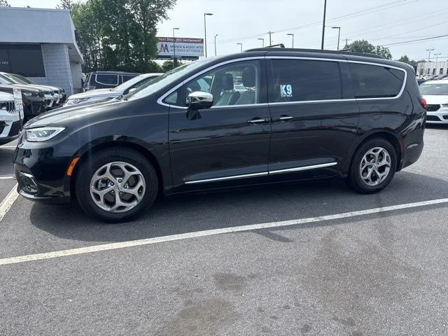 Used 2022 Chrysler Pacifica - photo 1