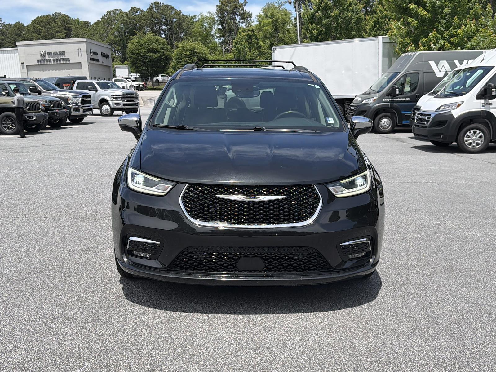 Used 2022 Chrysler Pacifica - photo 2