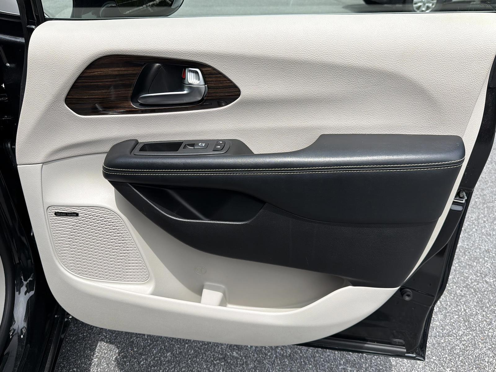 Used 2022 Chrysler Pacifica - photo 16
