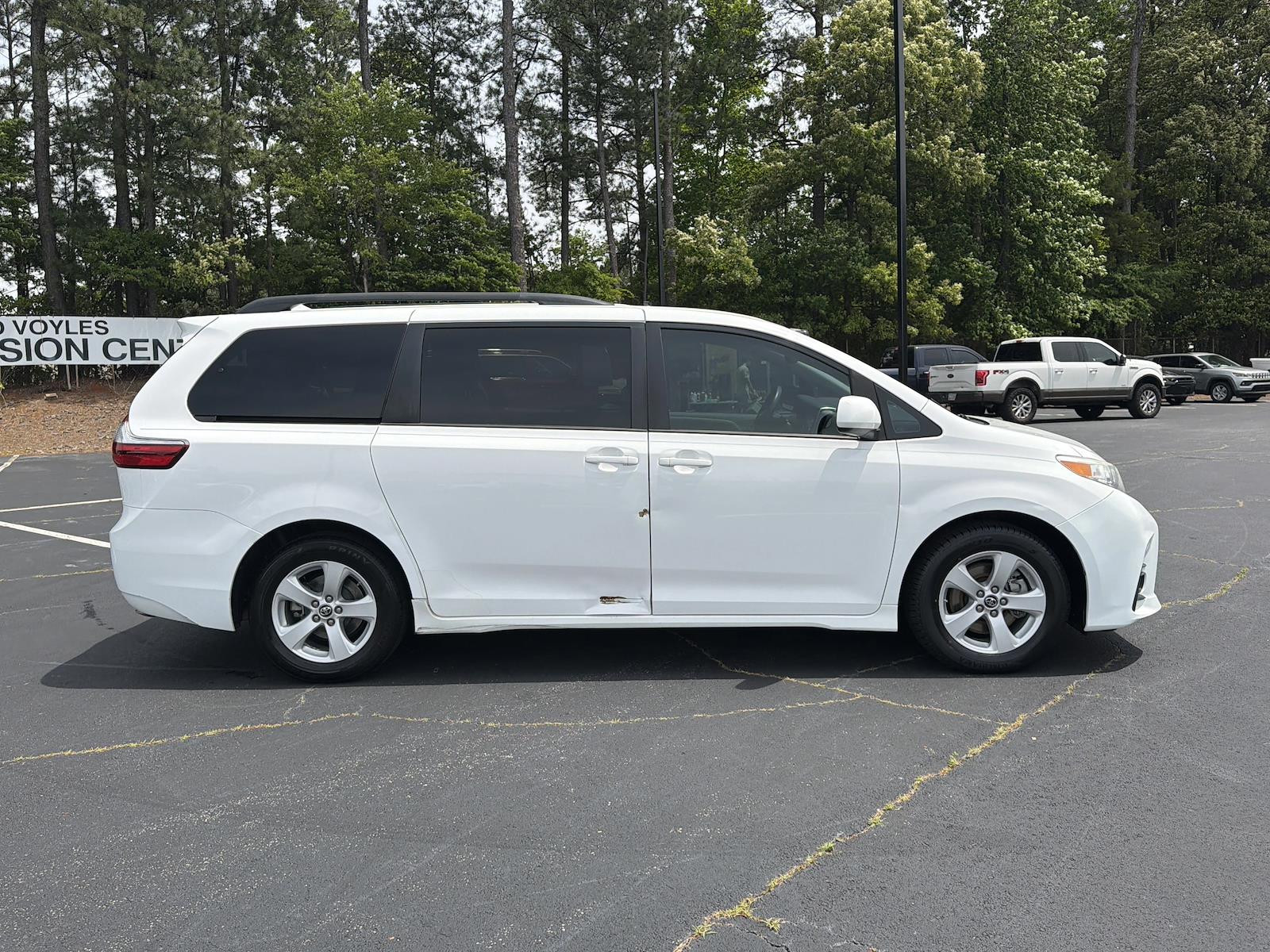 Used 2018 Toyota Sienna - photo 2
