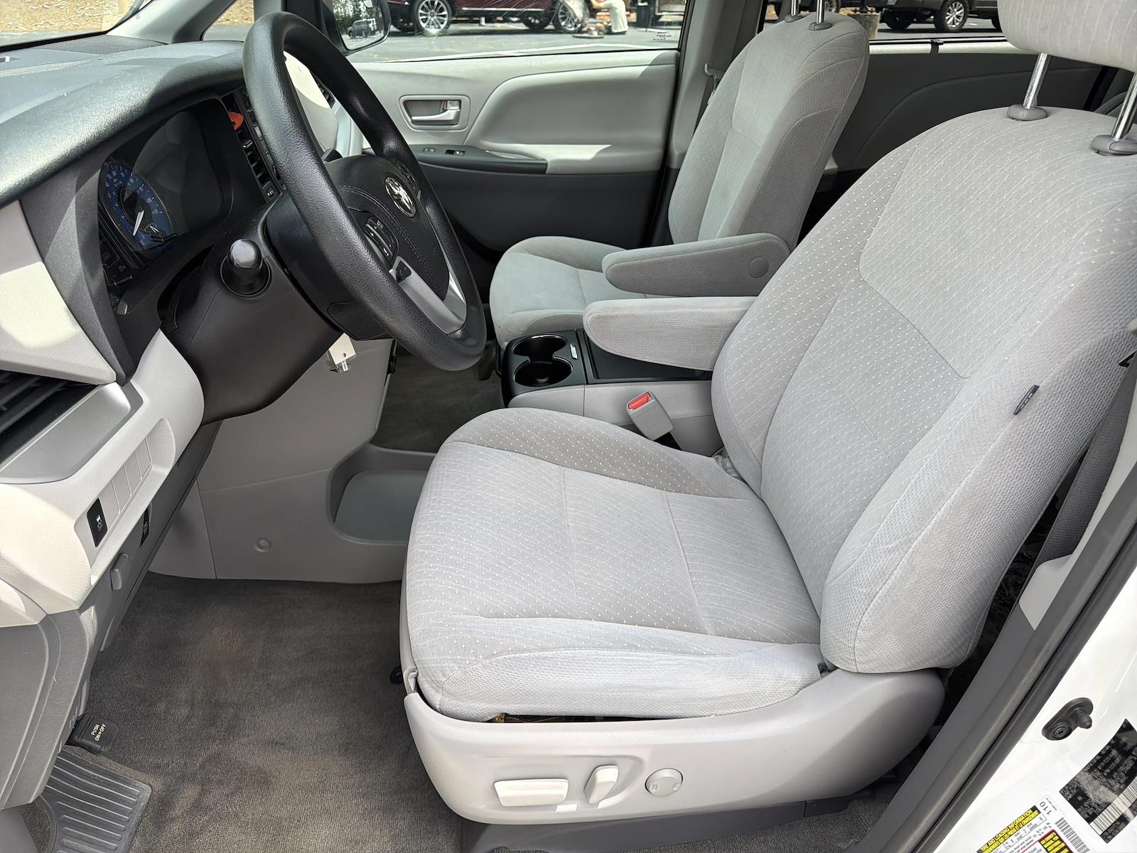 Used 2018 Toyota Sienna - photo 5