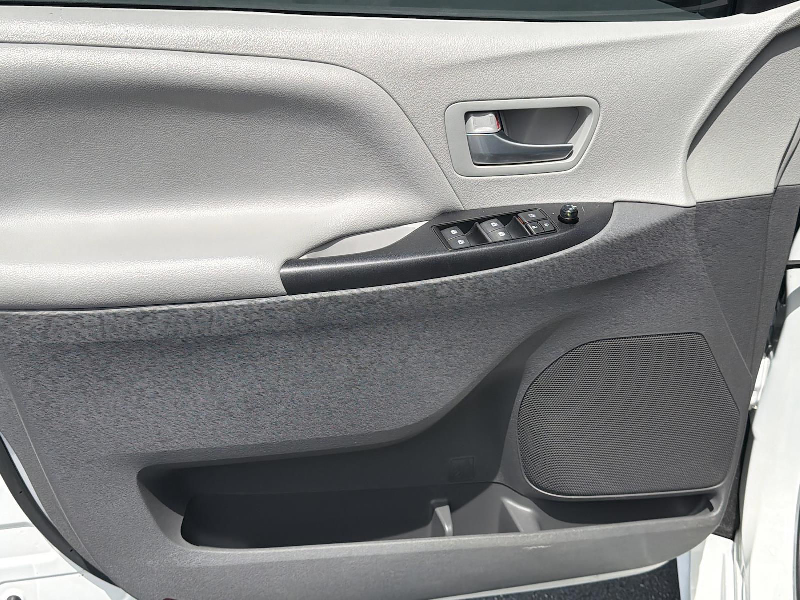 Used 2018 Toyota Sienna - photo 6