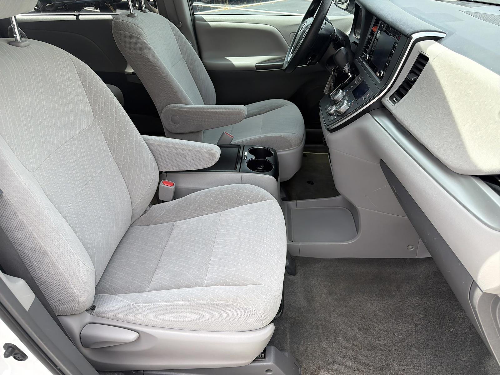 Used 2018 Toyota Sienna - photo 9