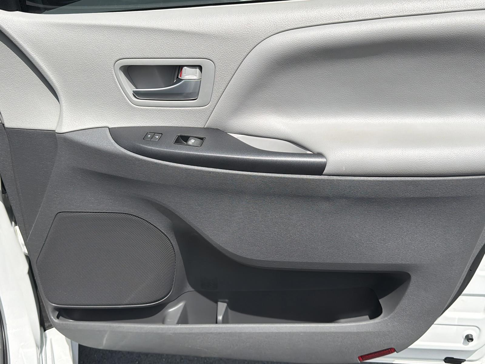 Used 2018 Toyota Sienna - photo 10