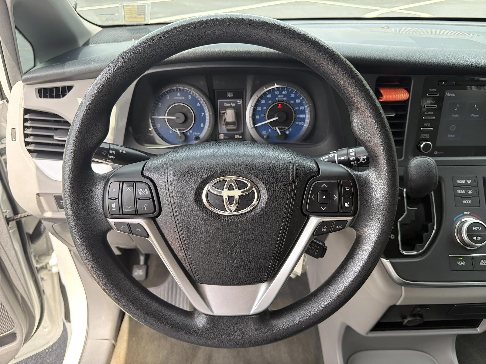 Used 2018 Toyota Sienna - photo 18