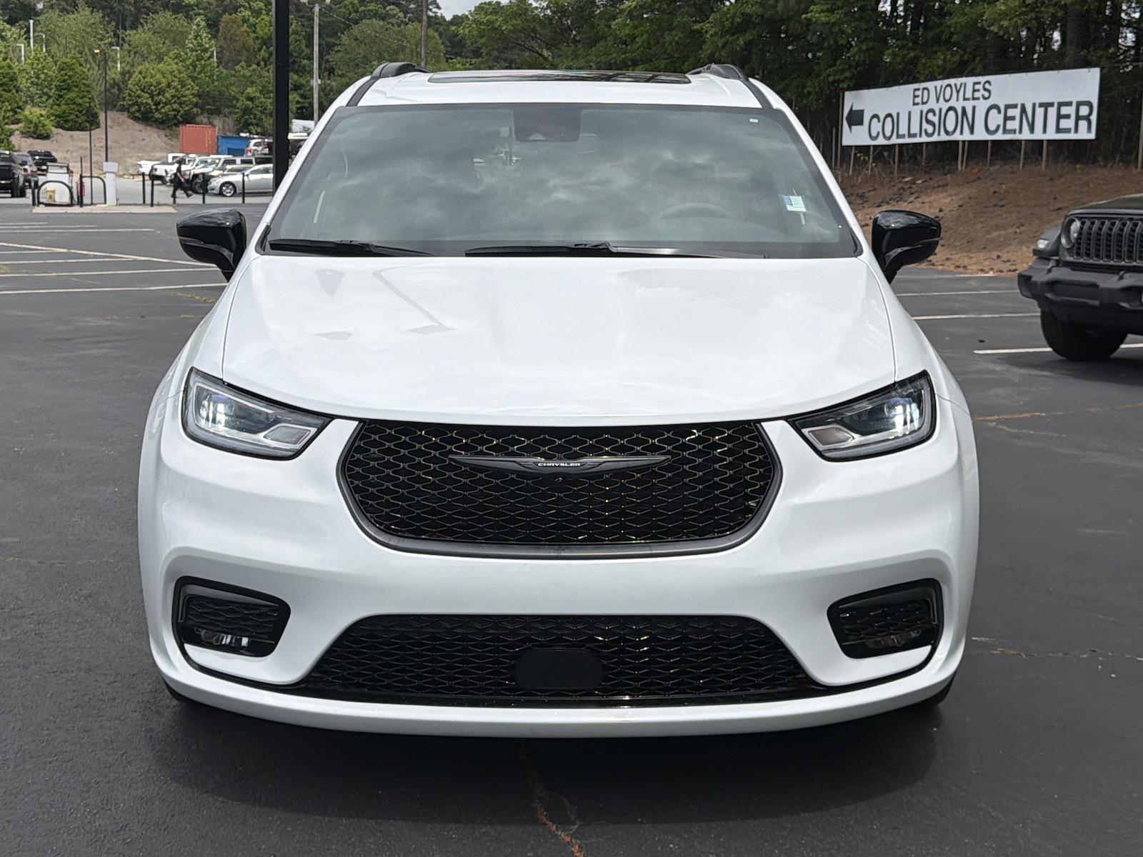 Used 2025 Chrysler Pacifica - photo 1