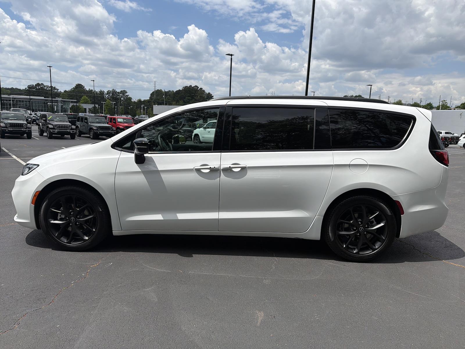 Used 2025 Chrysler Pacifica - photo 5