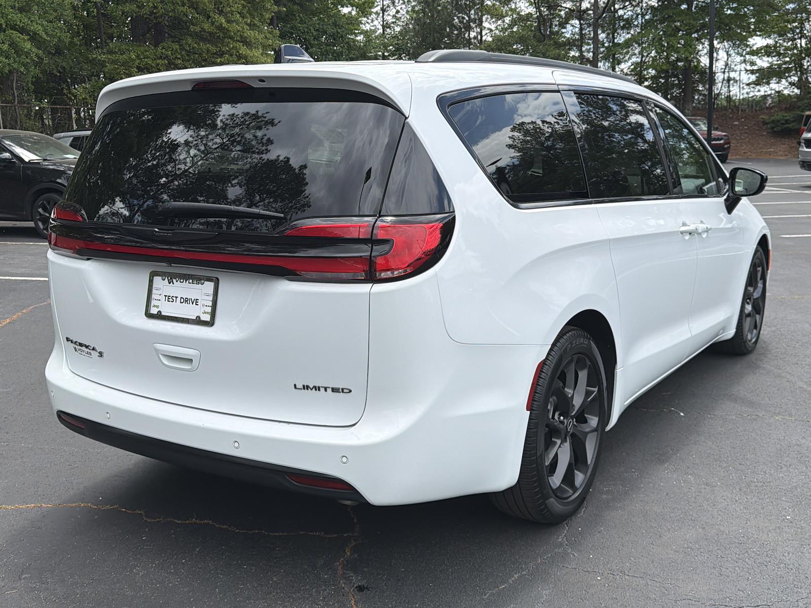 Used 2025 Chrysler Pacifica - photo 9