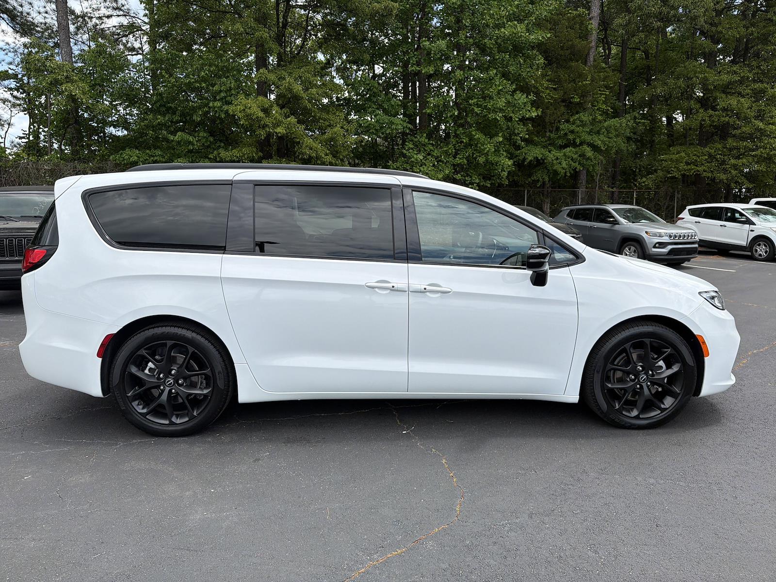 Used 2025 Chrysler Pacifica - photo 10