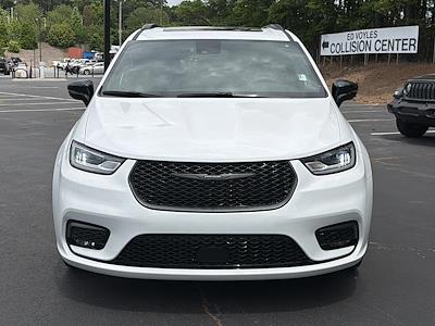 Used 2025 Chrysler Pacifica - photo 1