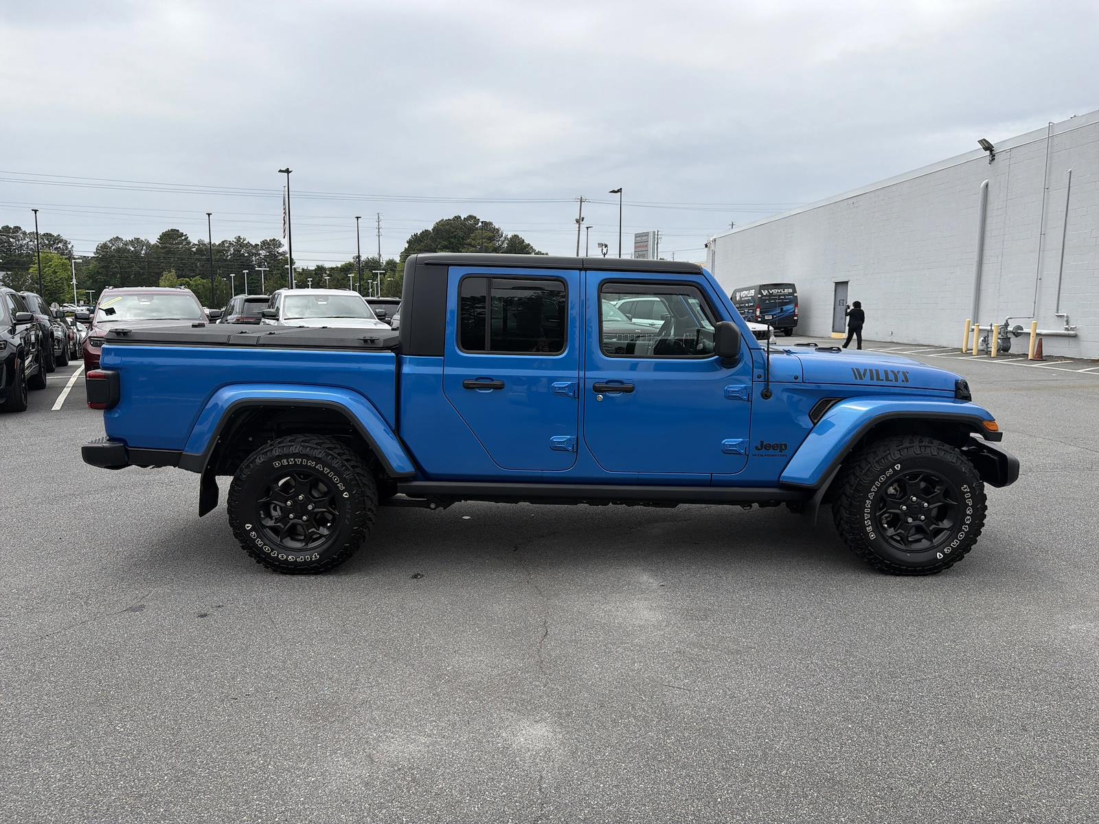 Used 2023 Jeep Gladiator - photo 9