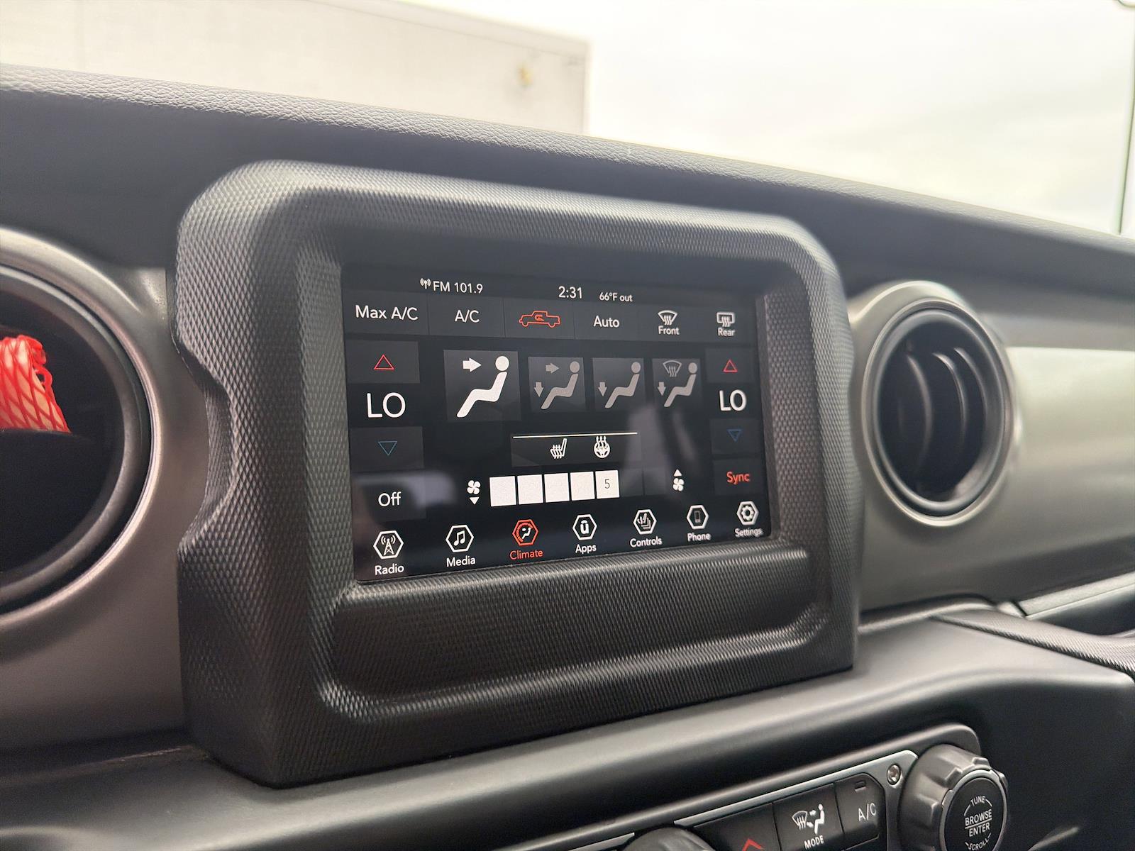 Used 2023 Jeep Gladiator - photo 28