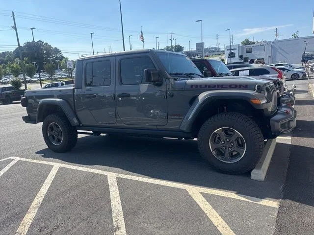 Used 2020 Jeep Gladiator - photo 2