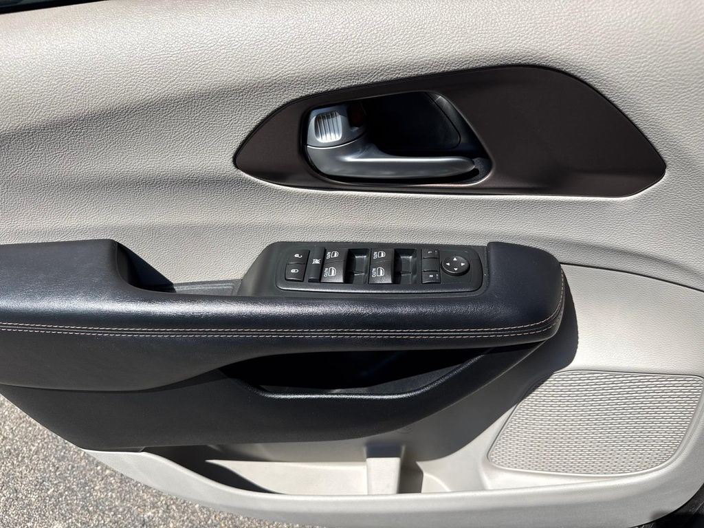 Used 2017 Chrysler Pacifica - photo 18