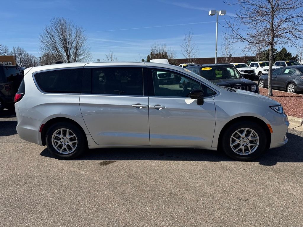 Used 2024 Chrysler Pacifica - photo 2