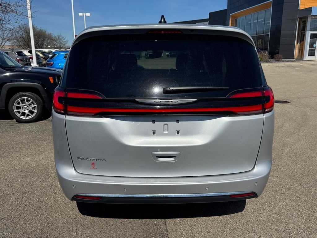 Used 2024 Chrysler Pacifica - photo 5
