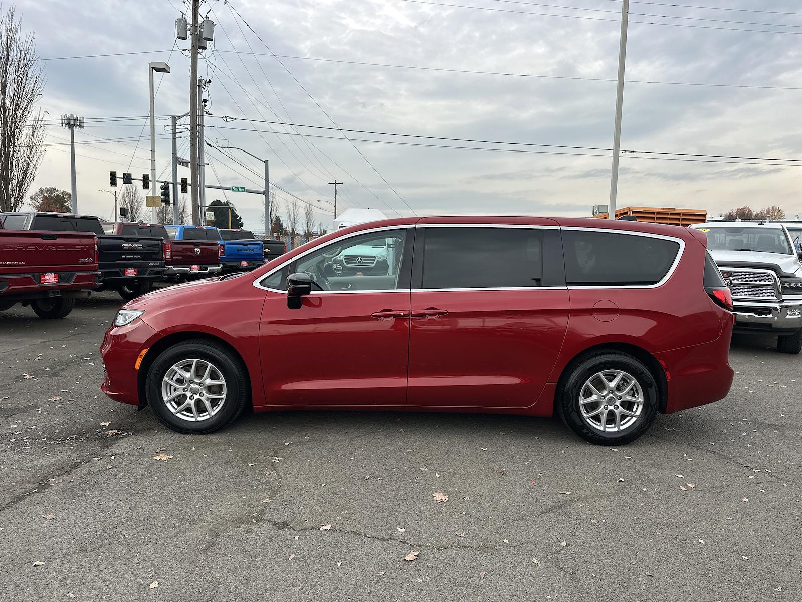 Used 2024 Chrysler Pacifica - photo 5